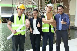 sul leste ásia jovem malaio chinês homem mulher vestindo em segurança capacete construção local trabalhos foto