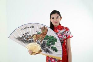 sul leste ásia jovem malaio chinês indiano homem mulher vestindo tradicional chise cheongsam vestir em branco fundo fazer compras troca presente laranja saudações compartilhar racial unidade harmonia mão ventilador foto