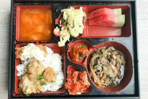 coreano bento almoço caixa arroz frango ovo carne Kimchi sopa Melancia foto