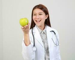 jovem ásia fêmea médico vestindo avental uniforme túnica avental aguarde foto