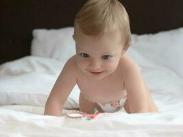 bebê rastejando em a cama foto