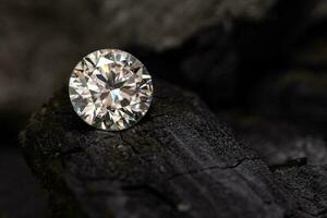 diamante pedra preciosa em Preto carvão foto