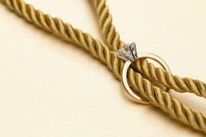 ouro noivado diamante anel em cordas com nó foto