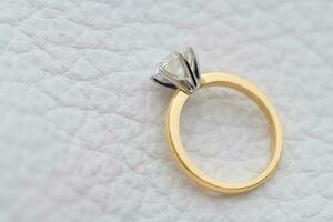 clássico noivado diamante anel em branco fundo foto