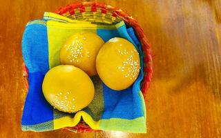 deliciosos pães redondos com sementes de gergelim na mesa de madeira méxico. foto