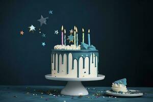 branco aniversário gotejamento bolo com cerceta ganache, Estrela chapéus de coco e Diversão velas sobre Sombrio azul fundo, gerar ai foto
