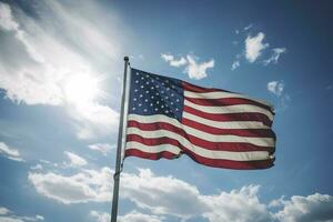 retroiluminado nos nacional bandeira vôo e acenando dentro a vento sobre cinzento tormentoso nublado céu, símbolo do americano patriotismo, baixo ângulo, gerar ai foto