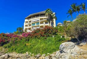 porto escondido Oaxaca México 2023 hotel condomínios apartamentos em rochoso penhasco de mar e natureza. foto