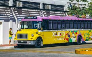 playa del carmen quintana roo México 2023 colorida Rosa amarelo verde xcaret ônibus playa del carmen México. foto