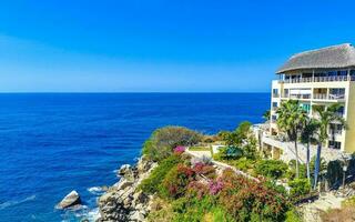 porto escondido Oaxaca México 2023 hotel condomínios apartamentos em rochoso penhasco de mar e natureza. foto