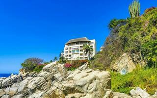 porto escondido Oaxaca México 2023 hotel condomínios apartamentos em rochoso penhasco de mar e natureza. foto