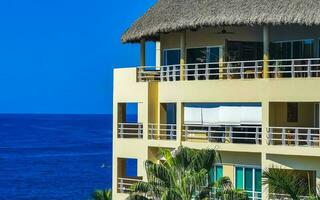 porto escondido Oaxaca México 2023 hotel condomínios apartamentos em rochoso penhasco de mar e natureza. foto