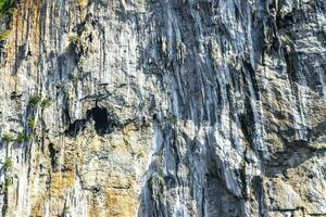 Rocha penhasco parede textura calcário ilhas koh phi phi tailândia. foto