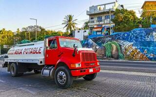 porto escondido Oaxaca México 2023 mexicano água caminhão carga transportador Entrega carros dentro porto escondido México. foto