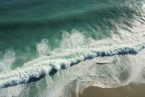 oceano ondas em a de praia Como uma fundo. lindo natural verão período de férias feriados fundo. aéreo topo baixa Visão do de praia e mar com azul água ondas, gerar ai foto