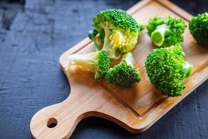 cozinhar vegetais frescos de brócolis alimentos saudáveis foto