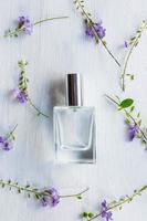 perfumes e frascos de perfume em um fundo branco de madeira