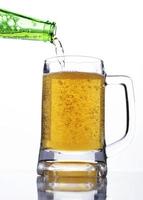 celebre o conceito dos dias da cerveja com o passo 3 servindo cerveja em um copo foto