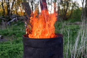 queimando barril de lixo foto