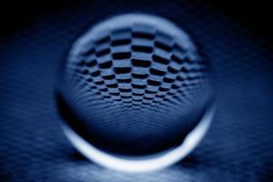 imagem monocromática abstrata de uma bola de vidro foto