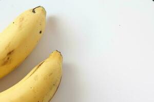 2 bananas em uma branco fundo foto