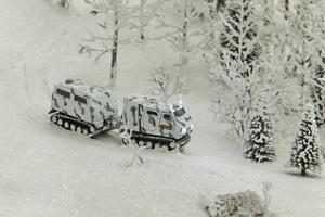 camuflagem militar de inverno em veículo off-road foto