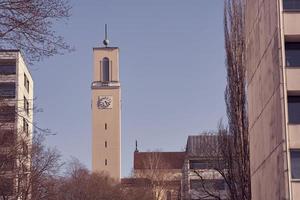 uma torre do relógio da igreja de martin em turku, finlândia foto