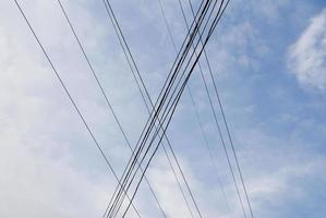 cabos de eletricidade vista contra o céu foto