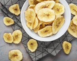 fatias ou chips de banana cristalizada desidratada foto