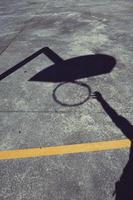 sombras de cestos de rua no chão foto