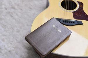 Bíblia Sagrada em uma guitarra com um fundo peludo, adoração cristã foto