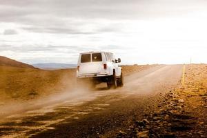 veículo off-road segue o caminho do deserto na Islândia foto