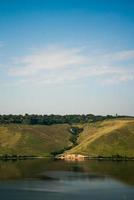 colinas de verão com paisagem de rio foto