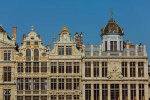 bela fachada antiga em grande lugar em bruxelas na bélgica foto