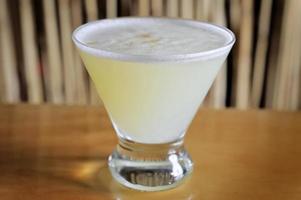 bebida tradicional peruana pisco sour foto