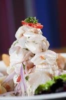 prato de ceviche símbolo da gastronomia peruana foto