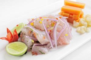 prato de ceviche símbolo da gastronomia peruana peru foto