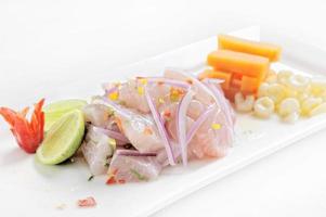 prato de ceviche símbolo da gastronomia peruana peru foto