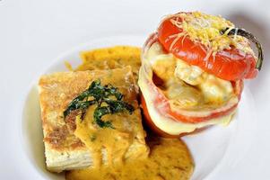 comida peruana rocoto relleno, uma pimenta recheada com farinha e queijo foto