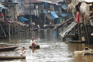 as favelas da vila de belen em iquitos foto