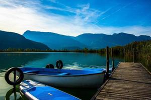 pequeno cais de madeira no lago caldaro em bolzano, itália