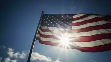 retroiluminado nos nacional bandeira vôo e acenando dentro a vento sobre cinzento tormentoso nublado céu, símbolo do americano patriotismo, baixo ângulo, gerar ai foto