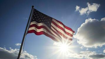 retroiluminado nos nacional bandeira vôo e acenando dentro a vento sobre cinzento tormentoso nublado céu, símbolo do americano patriotismo, baixo ângulo, gerar ai foto