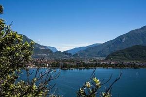 Lago Garda e as montanhas de Trentino Alto Adige foto