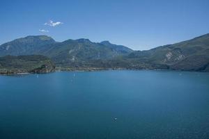 Lago Garda e as montanhas de Trentino Alto Adige foto