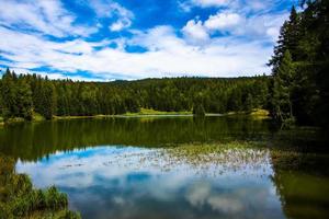 o lago de tret a fondo, no vale do non em trento, itália foto