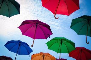 guarda-chuvas multicoloridos com céu azul foto