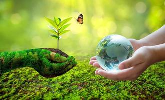conceito salvar o mundo salvar o meio ambiente o mundo está na grama do fundo verde bokeh foto