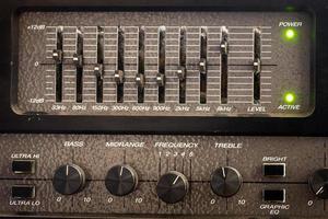 controles pretos antigos de um equalizador de áudio de um amplificador de guitarra foto