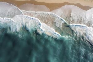 oceano ondas em a de praia Como uma fundo. lindo natural verão período de férias feriados fundo. aéreo topo baixa Visão do de praia e mar com azul água ondas, ai generativo foto